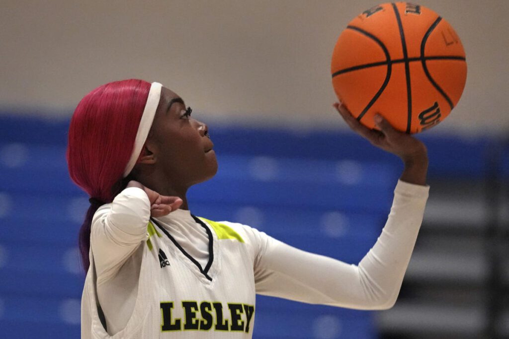 Inspiring One Armed Player Makes History In Women's Division Iii Basketball