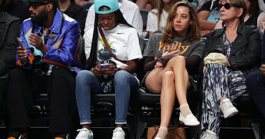 Aubrey plaza celebrates women's sports in philly style at wnba