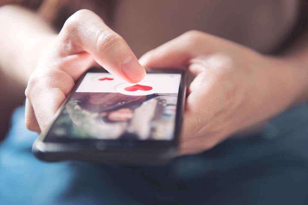 Unexpected match: friend's boyfriend in the dating app spotlight