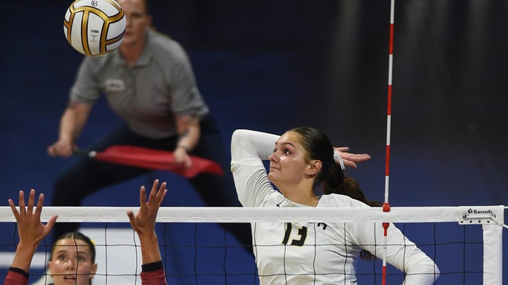 Hamaker powers long beach state to dominant sweep at uniwyo