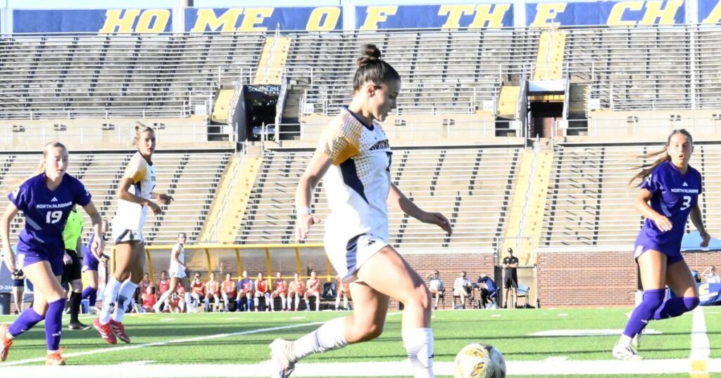 Women’s soccer boosts unbeaten streak to five games