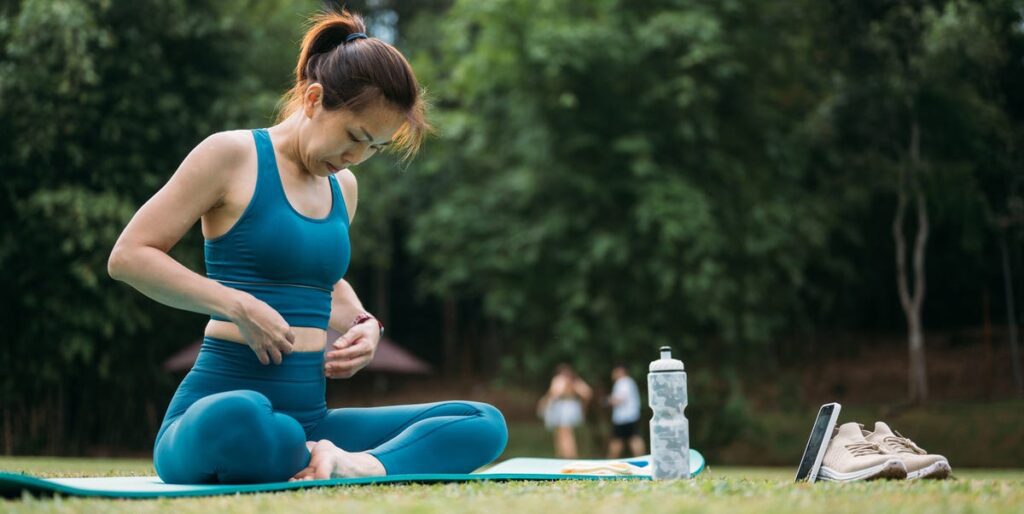 Strengthen your core with the stomach vacuum exercise: a step by step