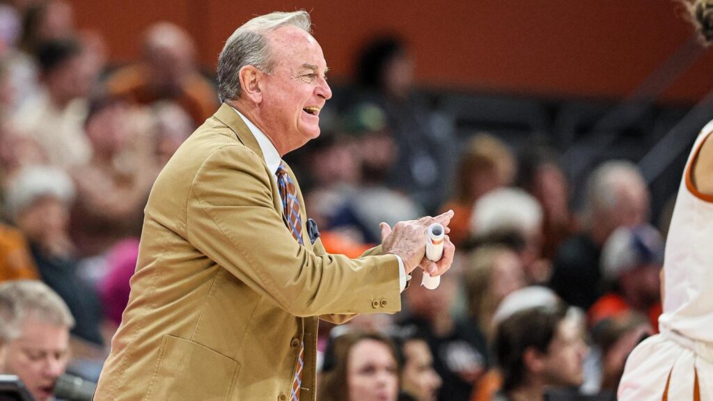 Women's basketball claims no. 4 spot in preseason ap poll