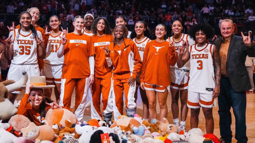 Women's Basketball Undefeated at 8 0 After Dominating Penn 81