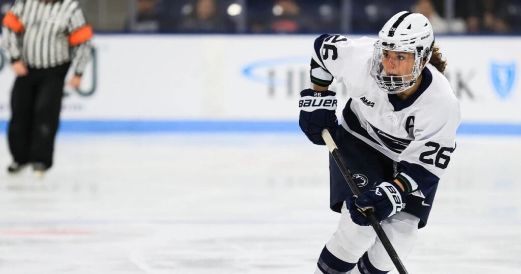 Women's Hockey Remains Undefeated